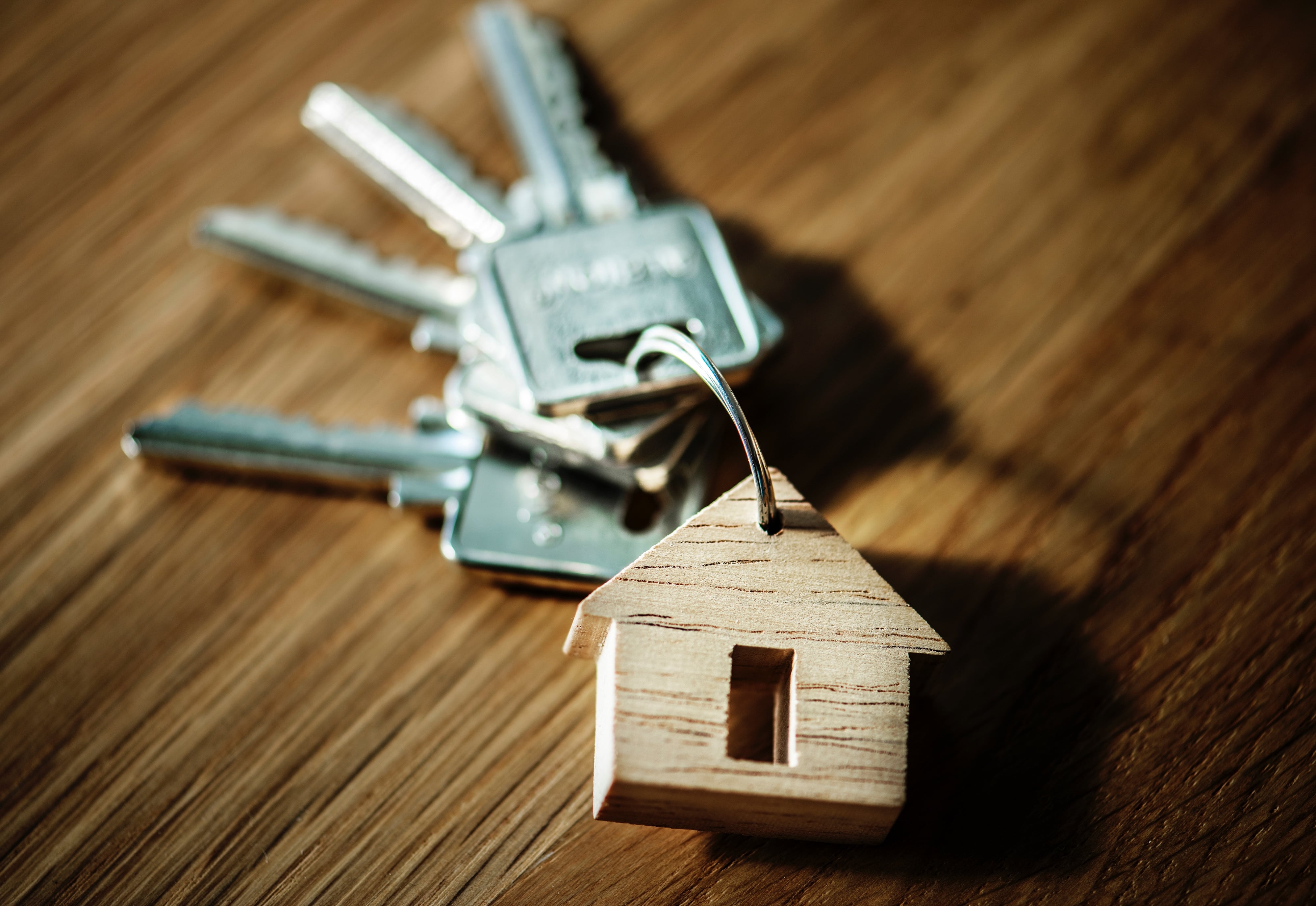 Real estate agent terminology - image of keys with house shaped keychain